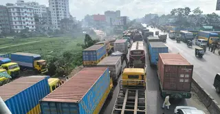 দুর্ঘটনা ও ট্রাকচালকদের ঘুমে স্থবির ঢাকা-চট্টগ্রাম মহাসড়ক